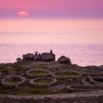 Oyambre, Son Bou y otras nueve playas españolas para un baño de historia