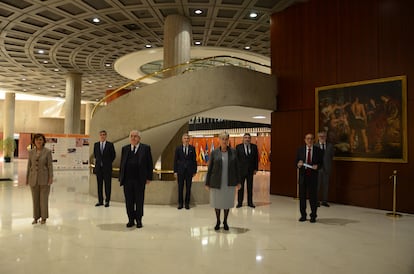 Miembros del Tribunal Constitucional, el Ejecutivo de Gobierno y la directiva del Prado durante la presentación del libro en la sede el museo.