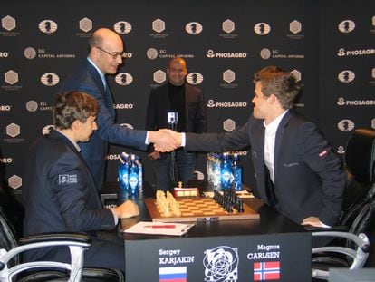 Kenneth Rogoff, ex jefe de Economía del Fondo Monetario Internacional, y gran maestro de ajedrez, saluda a Carlsen antes del saque de honor de la sexta partida