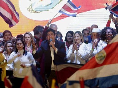 Carlos Alvarado celebra su victoria electoral.