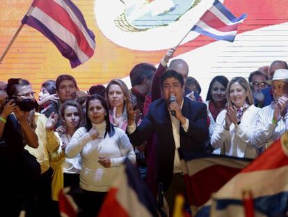 Carlos Alvarado celebra su victoria electoral.