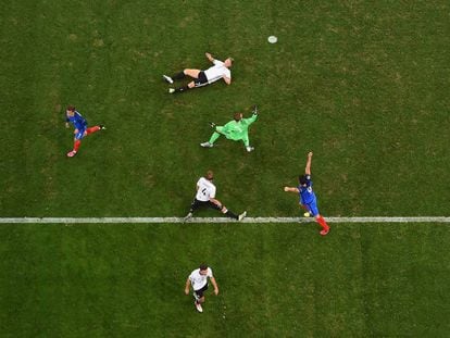 Griezmann y Giroud celebran el segundo gol de Francia ante cuatro futbolistas alemanes