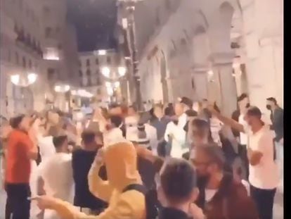 Captura de un vídeo de jóvenes sin mascarilla en las calles de Granada, este domingo.
