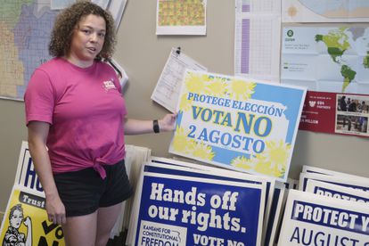 Jessica Porter, miembro del Partido Demócrata y activista en favor del aborto de Kansas, mostraba un cartel en español que pedía el voto por el 'no', en Topeka, el 15 de julio.
