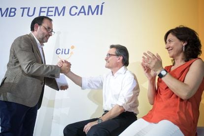 De izquierda a derecha, Ramon Espadaler, Artur Mas y la candidata de CIU en Vic, Anna Erra.
