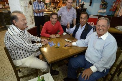 Carlos Slim (izquierda) junto a otros compatriotas mexicanos en el bar Moncho de Avi&oacute;n (Ourense).