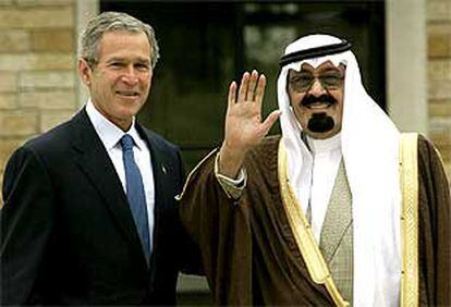 Bush junto al príncipe saudí Abdalá.