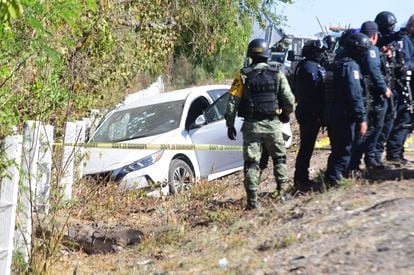 Soldados de la Guardia Nacional y policías estatales acordonan la zona donde fue hallado el vehículo en que fue asesinado el director de la Policía Estatal Preventiva de Sinaloa, Joel Ernesto Soto, en Culiacán.