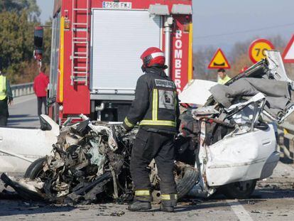 Un muerto y diecis&eacute;is heridos en el accidente de tr&aacute;fico en la localidad cordobesa de Palma del R&iacute;o en la carretera A-453.