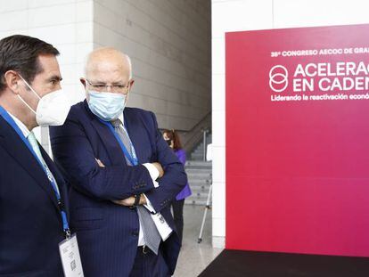 Antonio Garamendi, presidente de CEOE, y Juan Roig, presidente de Mercadona, este miércoles en el Congreso Aecoc de Gran Consumo celebrado en Valencia.