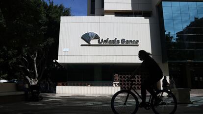Una mujer pasa delante de la sede de Unicaja, en Málaga.