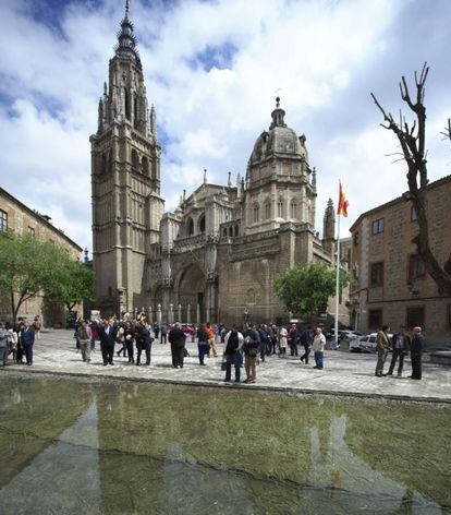 Instalaci&oacute;n de Cristina Iglesias en la Plaza del Ayuntamiento de Toledo frente a la Catedral.