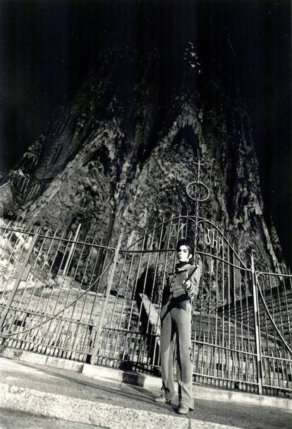 Prince davant de la Sagrada Família en una de les imatges preses a Barcelona per a la promoció de l'àlbum 'Come'. 