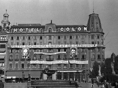 El Hotel Colón de Barcelona, con pancartas e imágenes en su fachada de Lenin y Stalin en julio del 36.