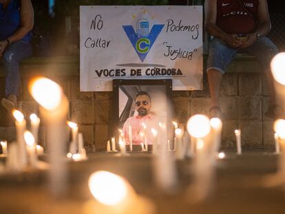 Familiares de Rafael Moreno asisten a velatón en conmemoración a Rafael en Puerto Libertador, Córdoba (Colombia), el 26 de octubre del 2022.