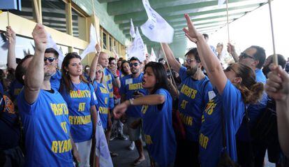 Protesta de tripulantes de cabina de Ryanair, en el aeropuerto de Barajas.