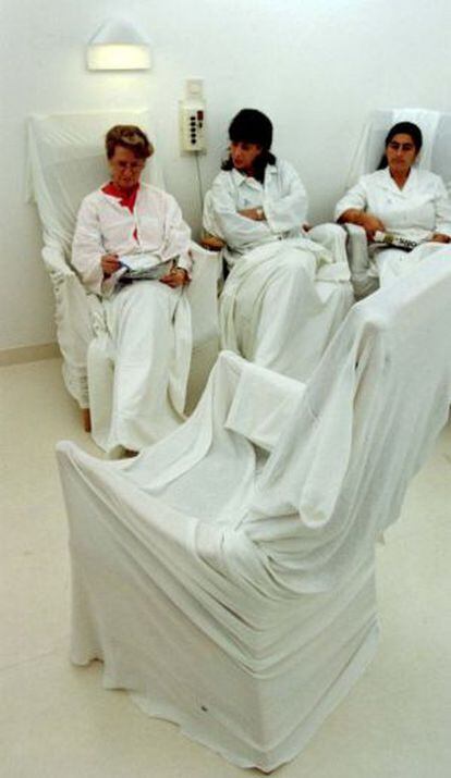 Mujeres sentadas en una sala del hospital St. Goran de Estocolmo en una sesión de tratamiento contra la depresión.