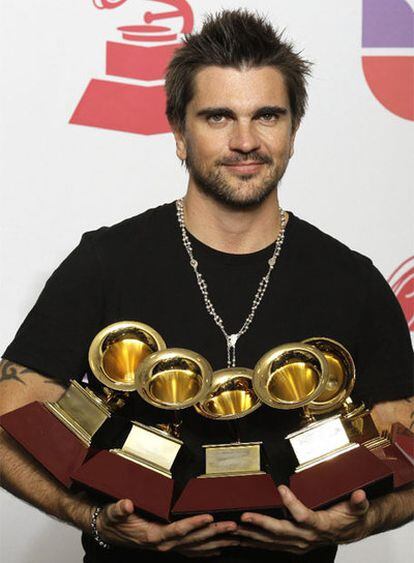 El cantante colombiano Juanes, tras obtener cinco galardones en la IX edición de los Grammy Latinos.