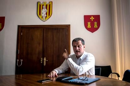 El alcalde de Perpiñán, Louis Aliot, señalaba el jueves  en su despacho el nuevo escudo de la ciudad.