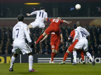 Bale (11) marca de cabeza el primer gol del Tottenham.