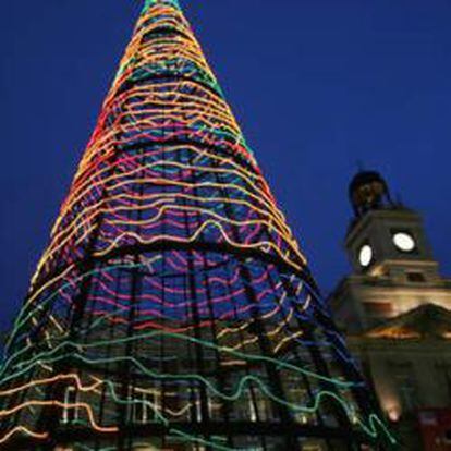 Un árbol de navidad decora la madrileña Puerta del Sol
