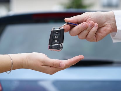 Intercambio de llaves en un concesionario de coches.