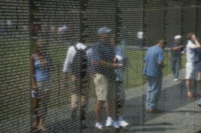 Muro de granito negro con los nombres de los soldados estadounidenses fallecidos en la Guerra de VIetnam, en Washington.