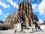 Dos niñas juegan ante la Sagrada Familia de Barcelona, este martes.