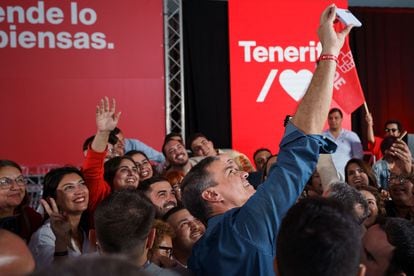 El presidente del Gobierno de España, Pedro Sánchez, se fotografía junto a simpatizantes tras el mitin ofrecido este domingo en Santa Cruz de Tenerife.