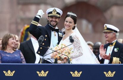 El pr&iacute;ncipe Carl Philip de Suecia y la Princesa Sofia, duquesa de Varmlands saludan al p&uacute;blico reunido en la calle para saludarles y darles la enhorabuena por el enlace.  