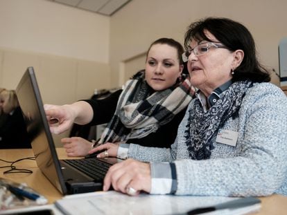 Una mujer de 70 años participa en un curso de computación para mayores en Hanover, Alemania.