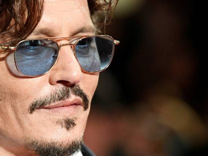  Johnny Depp posa en al alfombra roja en la presentación de 'La invasión de los bárbaros' en el festival de Venecia.
