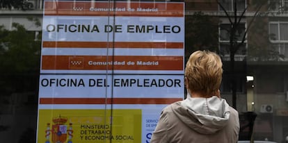 Una mujer observa un anuncio de una oficina del SEPE en Madrid el 5 de octubre.
