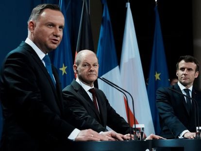 El canciller alemán, Olaf Scholz, escucha al presidente polaco, Andrzej Duda, durante una rueda de prensa conjunta en febrero pasado con el presidente francés, Emmanuel Macron (derecha).