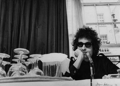 Bob Dylan, con ese gesto tan suyo de "supera eso".