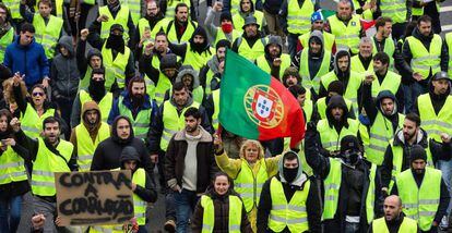 Miembros de los &lsquo;chalecos amarillos&rsquo; en Oporto (Portugal) el 21 de diciembre pasado.