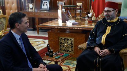 El presidente del Gobierno español, Pedro Sánchez, se reúne con el rey Mohamed VI de Marruecos, en abril en Rabat.
