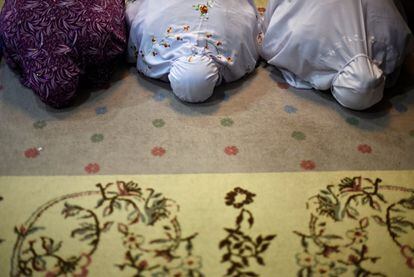 Un grupo de mujeres rezan en la mezquita de Darul Makmur de Singapur, el 17 de mayo de 2018.