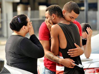 Familiares y amigo se abrazan al recibir noticias de la investigaci&oacute;n de la la matanza de Orlando.  