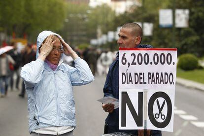 Pancarta que portaba un participante en la manifestación con motivo del Primero de Mayo que recorre este mediodía las calles de Madrid desde Neptuno hasta Sol