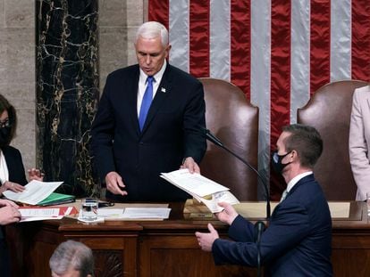El vicepresidente de Estados Unidos, Mike Pence, y la presidenta de la Cámara de Representantes, Nancy Pelosi, durante la sesión para certificar los resultados electorales.