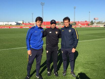 Guillermo Barros Schelotto (d) y su mellizo Gustavo con Sampaoli en Sevilla.