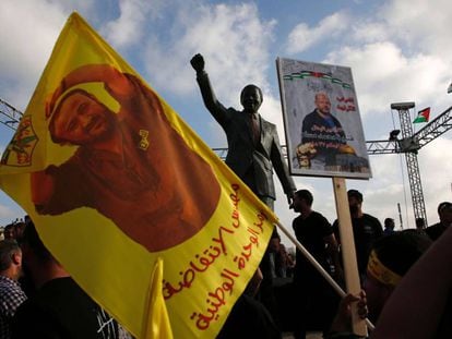 Protesta palestina en favor de los presos en huelga de hambre ante la estatua de Nelson Mandela en Ramala.