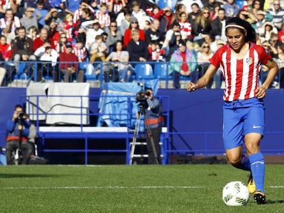 Kenti Robles durante el partido del Atlético en el Vicente Calderón