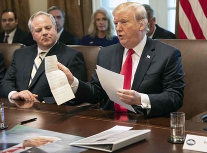 Donald Trump shows a letter from North Korean leader Kim Jong-un during a cabinet meeting at the White House on January 2, 2019.