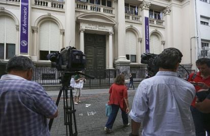 Camarógrafos frente a la sede del Banco Central de Argentina el pasado martes, cuando la Policía la allanó por presunto fraude.