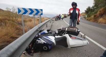 Accidente de un motociclista en la carretera de acceso a Sierra Nevada. 