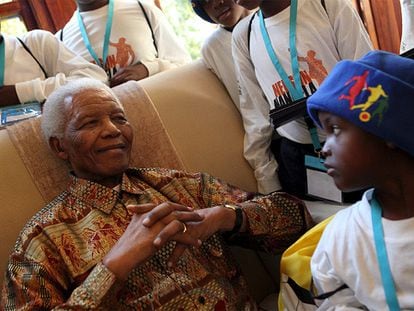Nelson Mandela recibe a un grup de niños que han viajado hasta Johannesburgo para celebrar el cumpleaños del líder africano