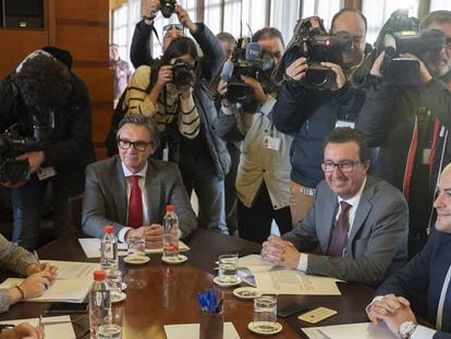 Primera reunión de la mesa del Parlamento andaluz.