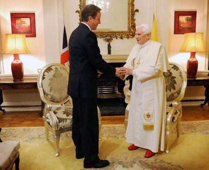 Benedicto XVI saluda al primer ministro británico en la residencia del Arzobispo de Westminster.